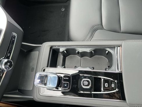 New 2026 Volvo XC90 B6 Plus w/ Protection Package Premier AWD/4WD image 19