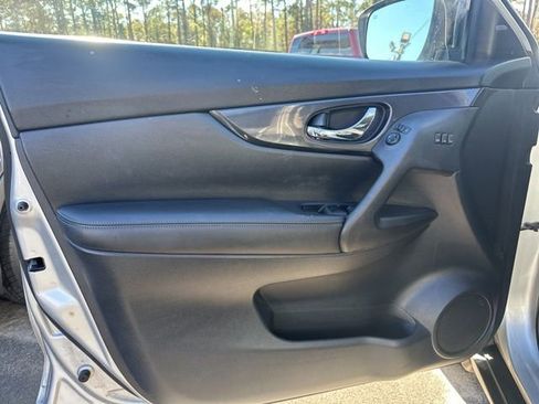 Used 2018 Nissan Rogue SV w/ Premium Package image 10