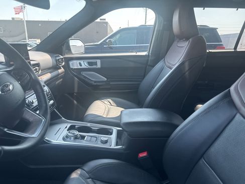 Used 2023 Ford Explorer Platinum w/ Technology Package AWD/4WD image 31