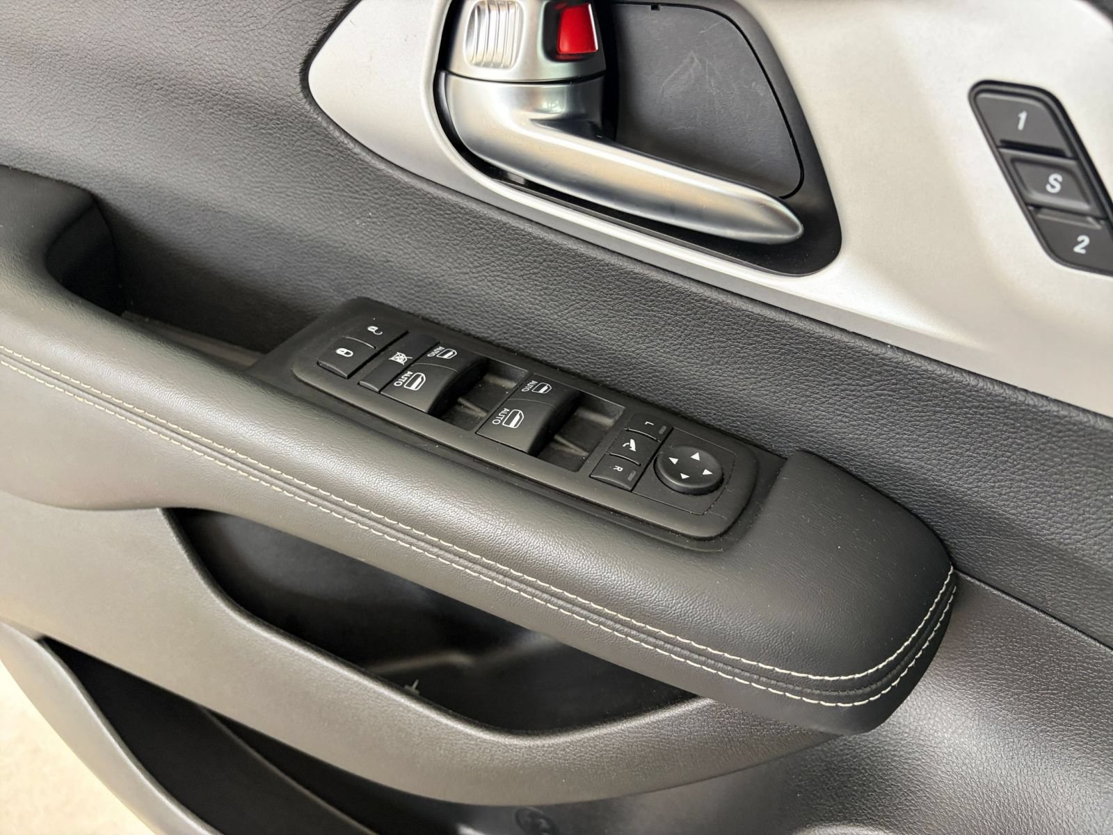 Used 2025 Chrysler Pacifica Limited FWD image 18