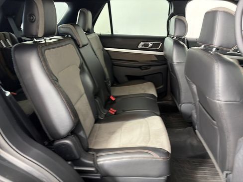 Used 2017 Ford Explorer XLT w/ Equipment Group 202A AWD/4WD image 29