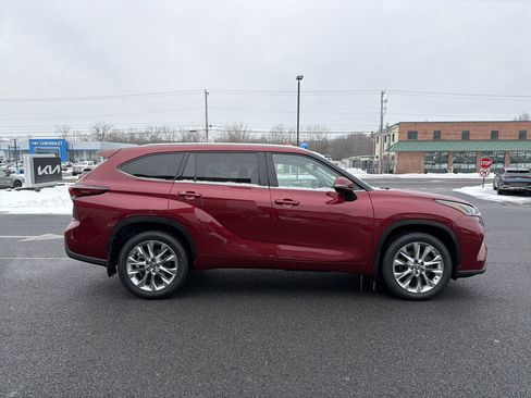 Used 2024 Toyota Highlander Limited image 4