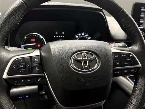 Used 2023 Toyota Sienna XLE image 9