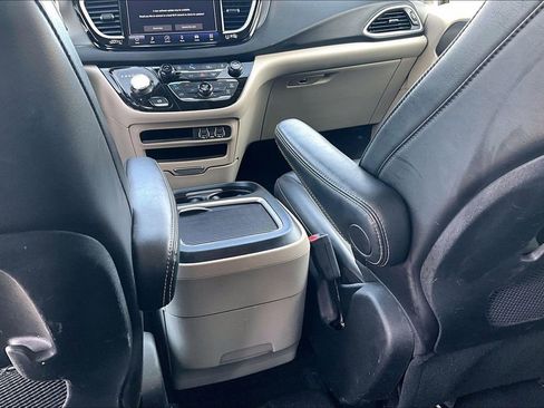 Used 2023 Chrysler Pacifica Touring-L image 34