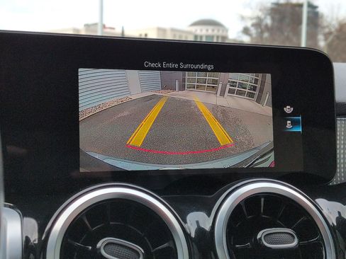 Used 2023 Mercedes-Benz GLB 250 4MATIC w/ Premium Package image 20