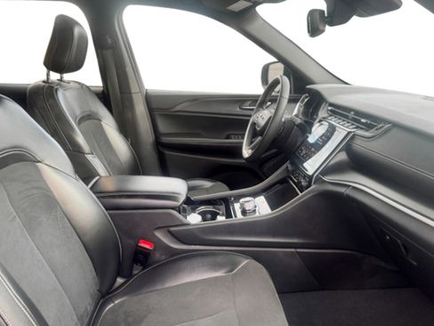 Used 2023 Jeep Grand Cherokee Altitude image 14