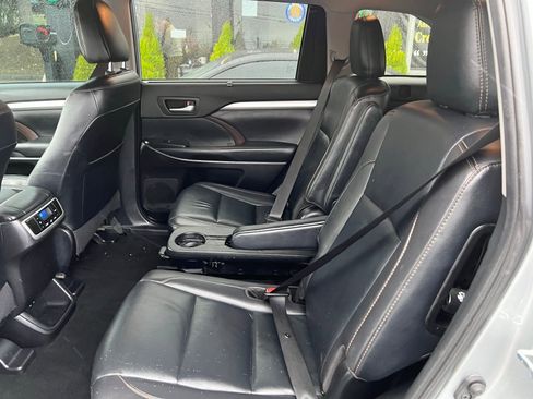 Used 2019 Toyota Highlander XLE AWD/4WD image 22