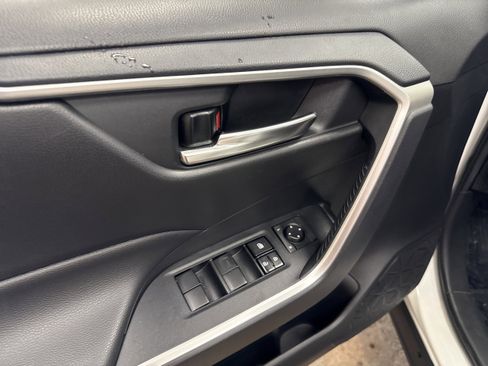 Used 2021 Toyota RAV4 XLE w/ Convenience Package image 28