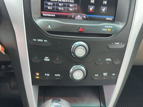 Used 2014 Ford Explorer XLT w/ Equipment Group 202A AWD/4WD image 12