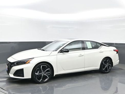 Used 2025 Nissan Altima 2.5 SR w/ SR Premium Package FWD image 2