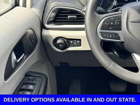 Used 2022 Chrysler Pacifica Touring-L FWD image 17