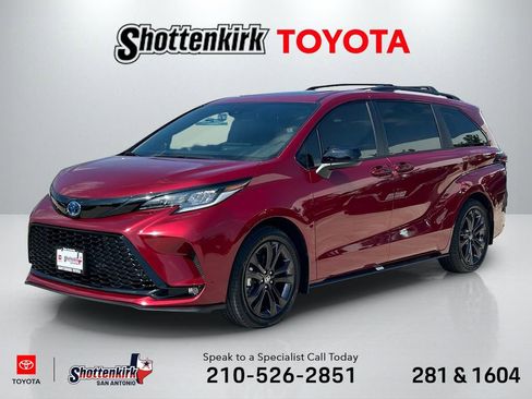 Used 2025 Toyota Sienna XSE w/ XSE Plus Package FWD image 1
