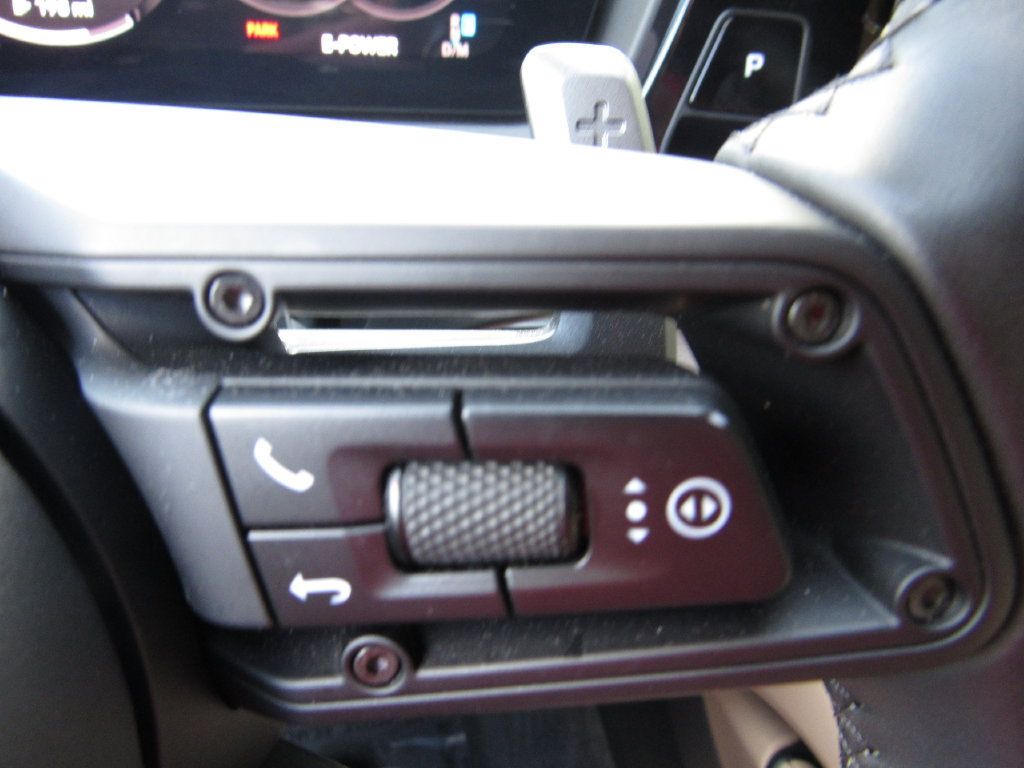 Certified 2025 Porsche Cayenne E-Hybrid AWD/4WD image 35
