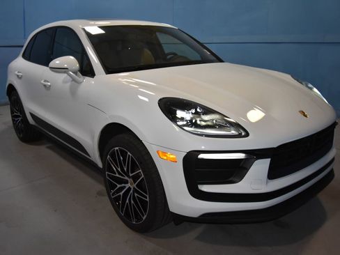 Certified 2025 Porsche Macan AWD/4WD image 24