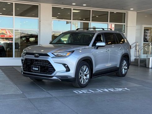 Used 2024 Toyota Grand Highlander Limited image 2