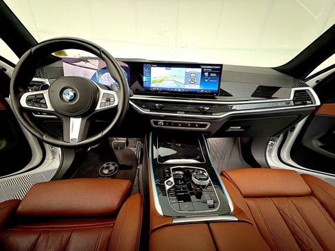 Certified 2024 BMW X7 xDrive40i w/ M Sport Package image 15