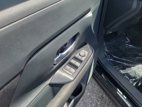 Used 2025 Nissan Kicks SV FWD image 11
