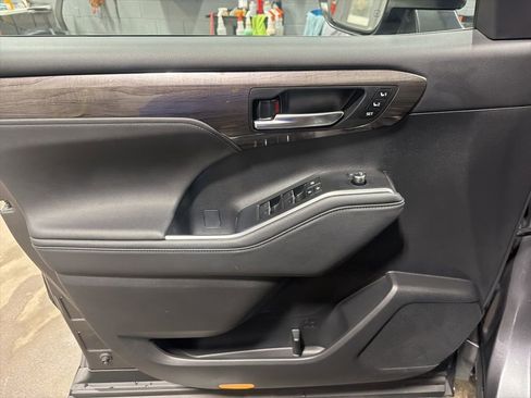 Used 2024 Toyota Highlander Platinum image 12