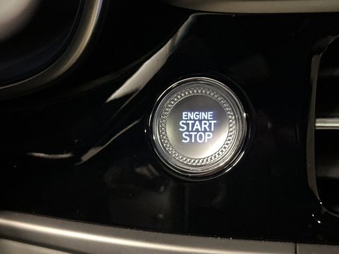 Used 2025 Genesis G70 2.5T image 23