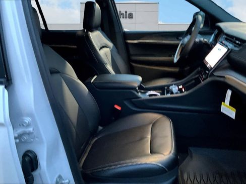 New 2025 Jeep Grand Cherokee Limited w/ Luxury Tech Group II image 15