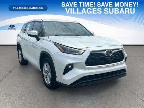Used 2022 Toyota Highlander LE FWD image 1