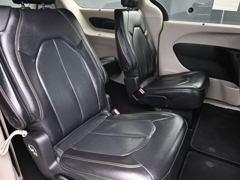 Used 2020 Chrysler Pacifica Touring-L image 25