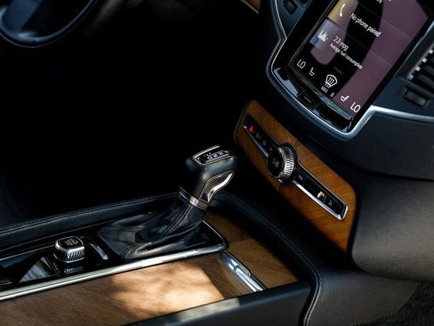 Used 2022 Volvo XC90 T6 Momentum w/ Climate Package image 32