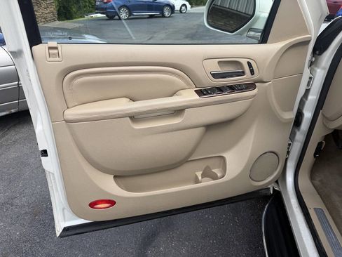 Used 2013 Cadillac Escalade Luxury AWD/4WD image 13