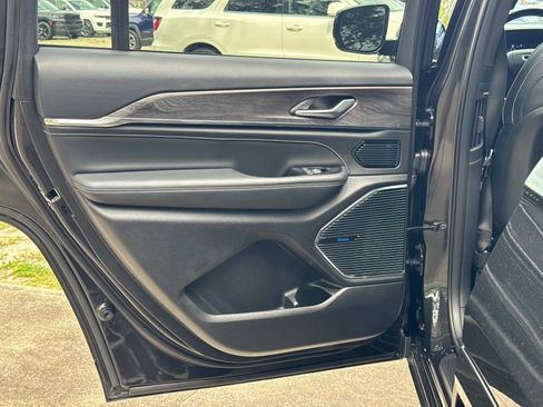 Certified 2022 Jeep Grand Cherokee L Overland image 11