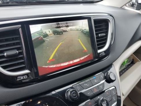 Certified 2024 Chrysler Pacifica Touring-L image 17