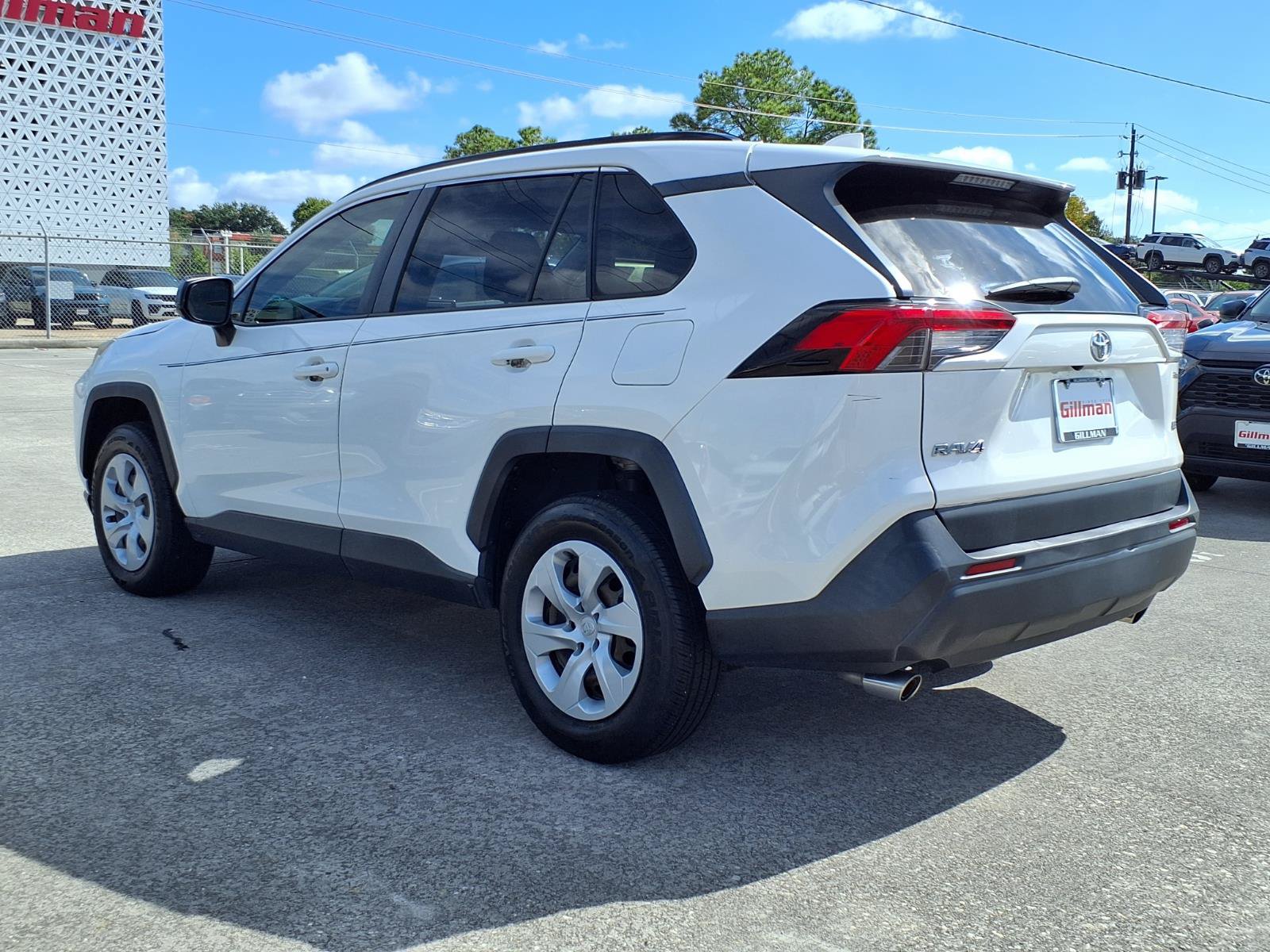 Used 2019 Toyota RAV4 LE FWD image 3