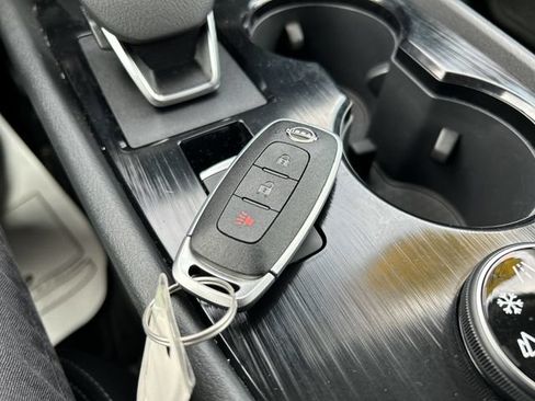 Used 2025 Nissan Rogue S AWD/4WD image 43