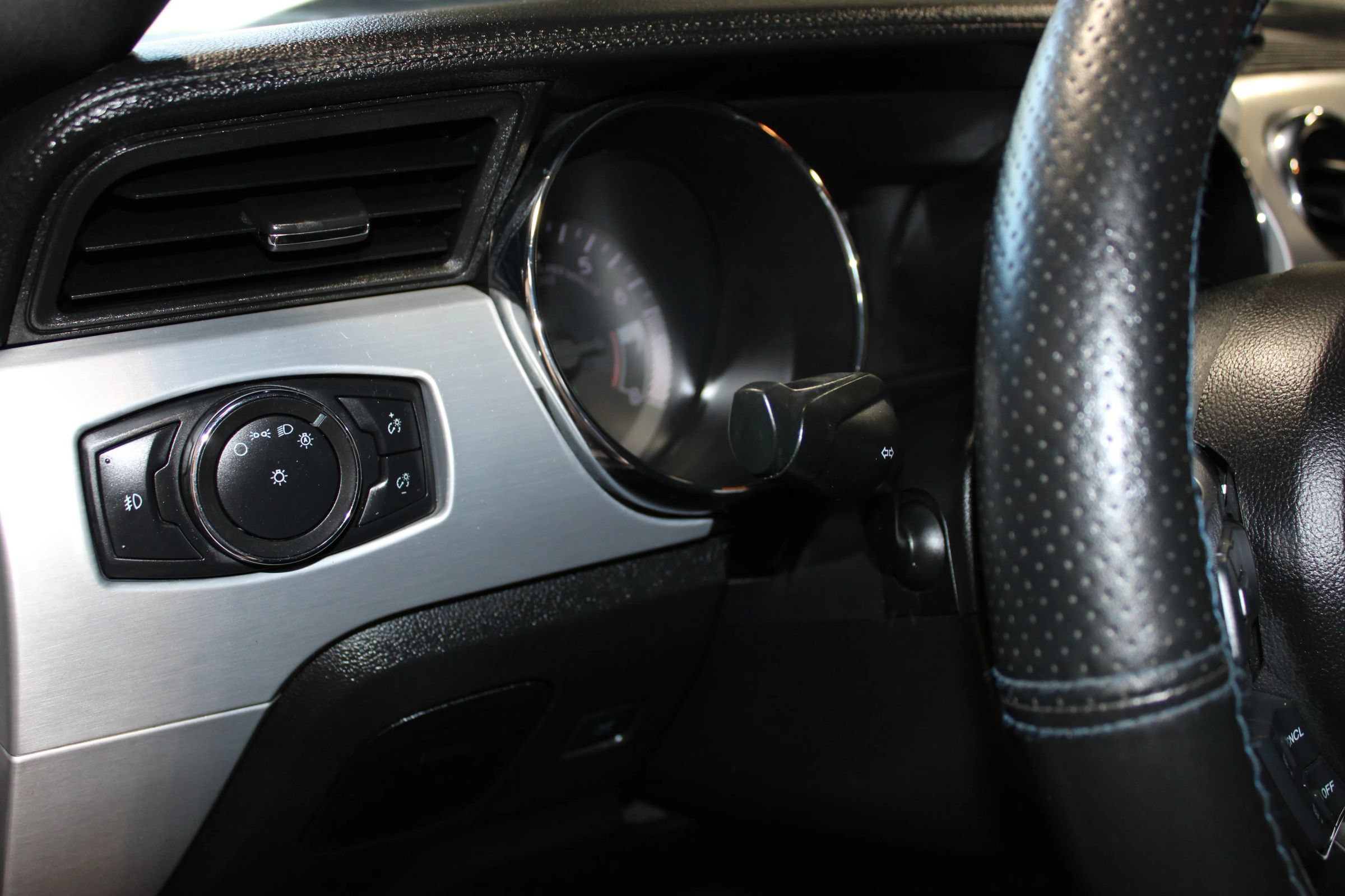 Used 2016 Ford Mustang Convertible RWD image 20