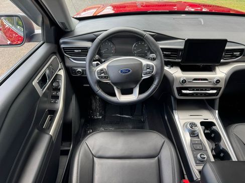Used 2021 Ford Explorer XLT w/ Equipment Group 202A AWD/4WD image 18