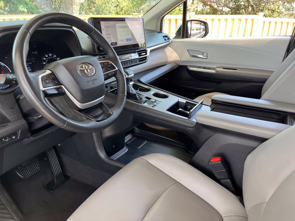 Used 2025 Toyota Sienna XLE FWD image 19
