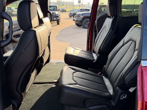 New 2027 Chrysler Pacifica Select AWD/4WD image 32