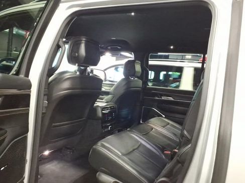 Used 2024 Jeep Wagoneer L Series III w/ Flexible Seating Group AWD/4WD image 18