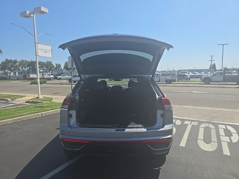Used 2024 Volkswagen Atlas Cross Sport SE image 13