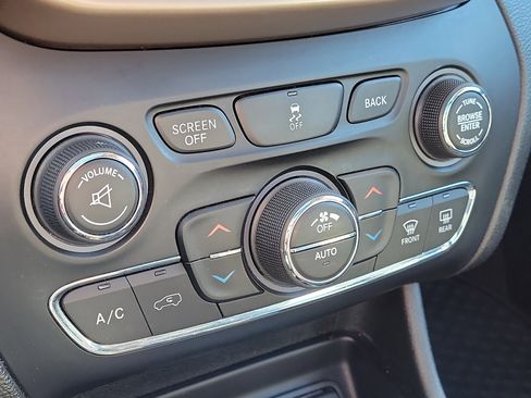 Used 2018 Jeep Cherokee Limited image 29