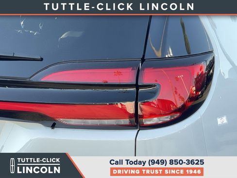 Used 2024 Chrysler Pacifica Limited w/ Uconnect Theater Family Group FWD image 9
