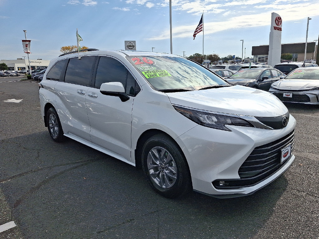 Used 2026 Toyota Sienna XLE FWD image 3