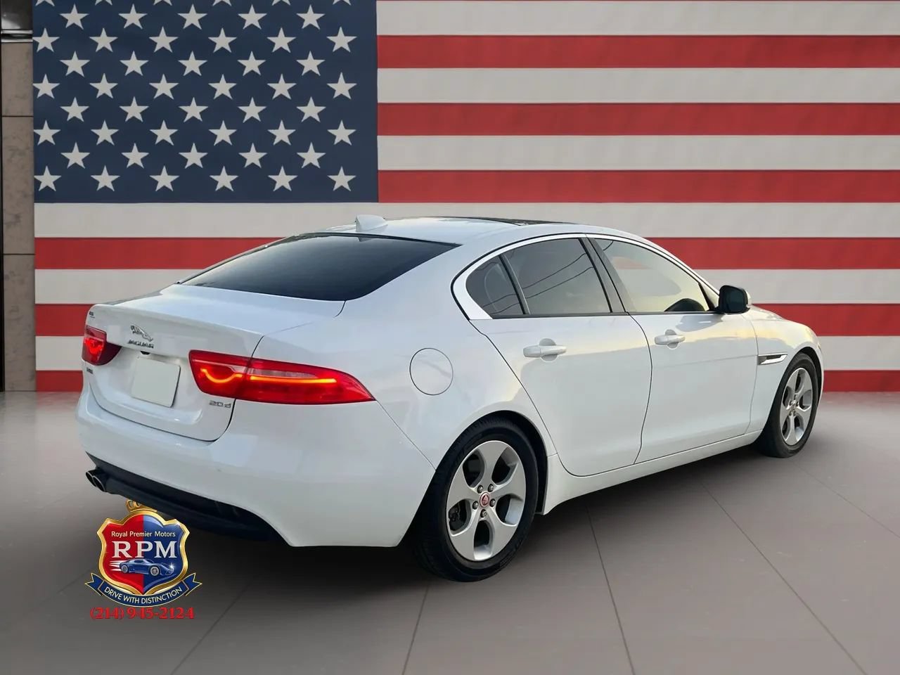 Used 2017 Jaguar XE RWD image 9