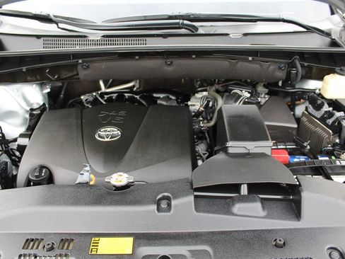 Used 2018 Toyota Highlander XLE AWD/4WD image 36