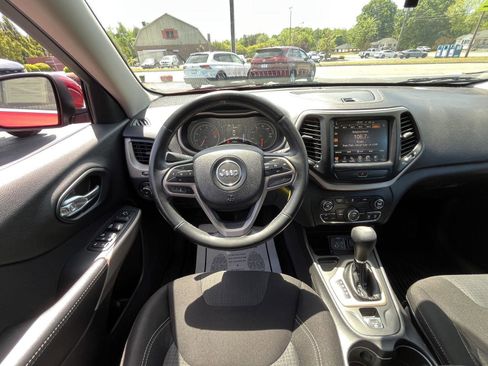 Used 2017 Jeep Cherokee Latitude FWD image 4