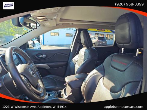 Used 2017 Jeep Cherokee Trailhawk image 14