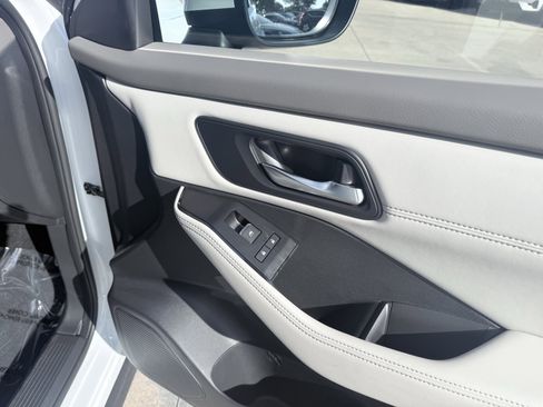 Used 2024 Nissan Rogue SL w/ SL Premium Package image 47