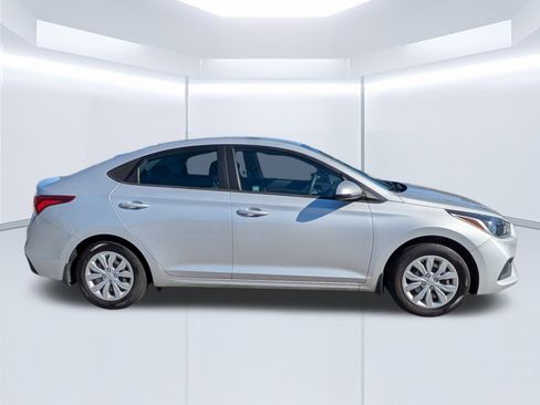 Certified 2021 Hyundai Accent SE image 3