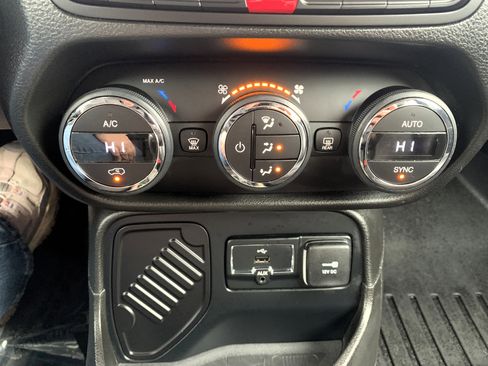 Used 2017 Jeep Renegade Limited image 22