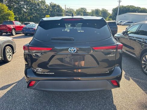 Used 2021 Toyota Highlander LE AWD/4WD image 3