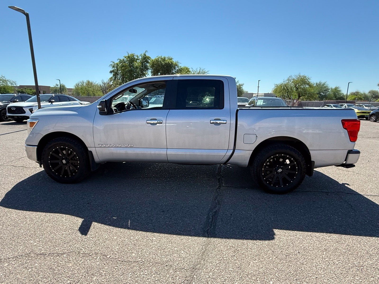 Used 2019 Nissan Titan SV w/ SV Convenience Package RWD image 8